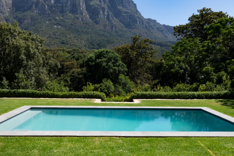 piscina sobre el jardín con vistas al horizonte