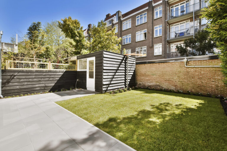 patio trasero con muro y cobertizo